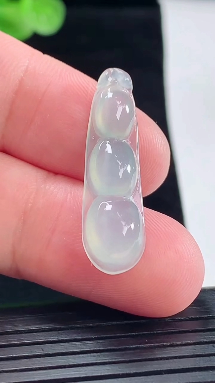 天然A货翡翠福豆吊坠，尺寸32-9-5.5重量:2.02g
5月9日