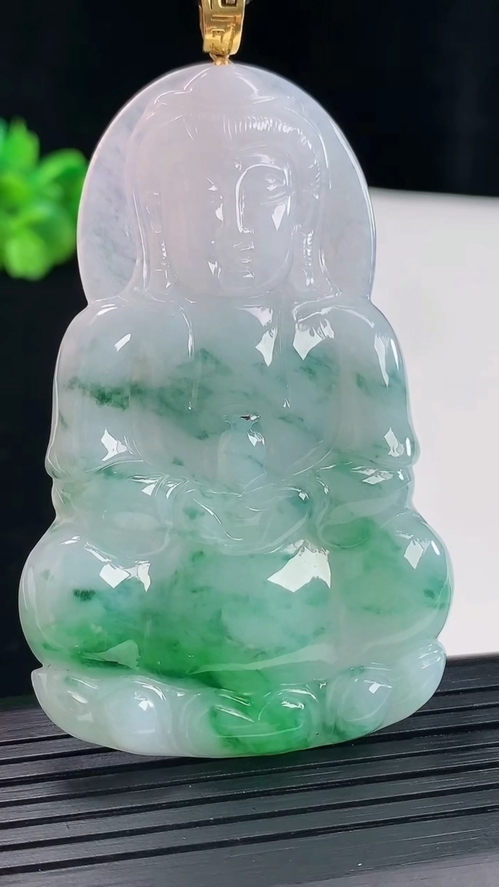 天然A货翡翠正装观音吊坠，尺寸71-44-5重量:29.14g
5月9日