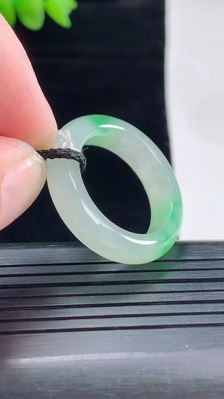 天然A货翡翠玉指环 戒指，尺寸19.3-6-4.2重量:5.63g2026年5月9日
工厂直销收藏佳品,种好水足，色泽均匀，有种有色，上手高大气！