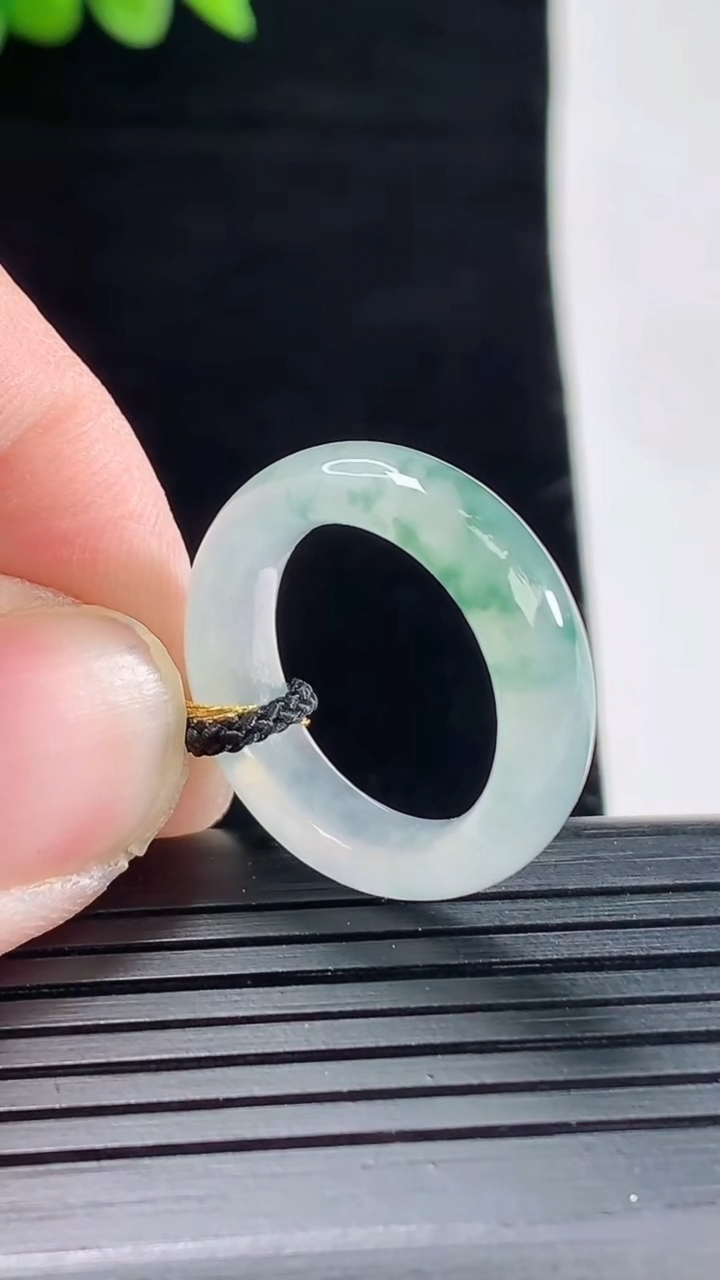 天然A货翡翠飘花玉指环 戒指，尺寸16.3-6-4重量:3.49g2026年5月9日
工厂直销收藏佳