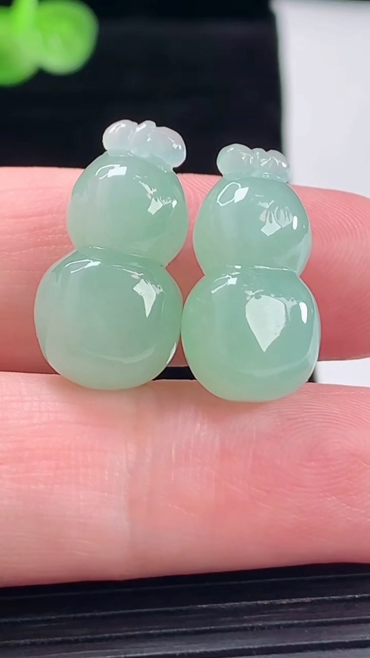 天然A货翡翠葫芦吊坠一对，尺寸22.6-12-9.5重量:8.31g
5月9日