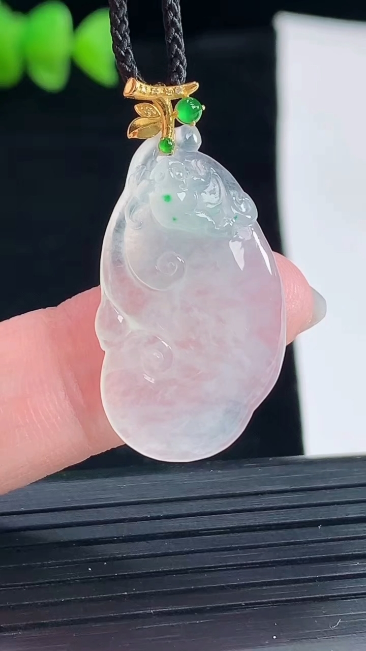 天然A货翡翠如意吊坠，尺寸26.6-17-4.5重量:3.47g
5月9日