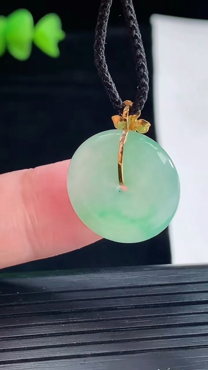 天然A货翡翠平安扣吊坠，尺寸18.5-4.8重量:3.44g
5月9日