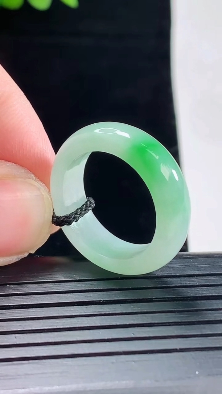 天然A货翡翠玉指环 戒指，尺寸18.2-6.2-3.6重量:4.58g2026年5月9日
工厂直销收藏佳品,种好水足，色泽均匀，有种有色，上手高大气！