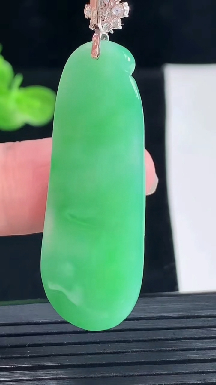 天然A货翡翠福豆吊坠，尺寸42.5-17-7.6重量:10.13g
5月9日