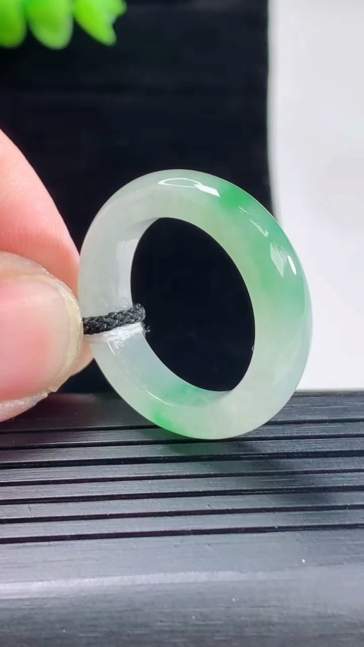 天然A货翡翠玉指环 戒指，尺寸19.3-6-4.2重量:5.63g2026年5月9日
工厂直销收藏佳