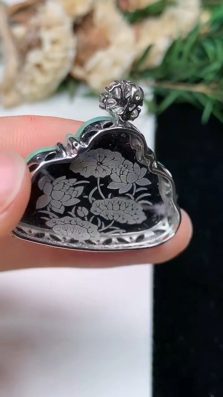 天然A货翡翠佛公吊坠，尺寸21.5-32-5.4，重量:5.86g
5月9日