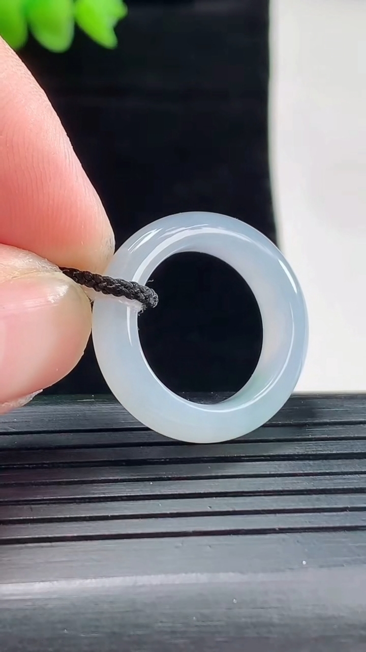 天然A货翡翠紫罗兰玉指环 戒指，尺寸16.6-6-3.8重量:4.18g2026年5月9日
工厂直销收藏佳品,种好水足，色泽均匀，有种有色，上手高大气！
