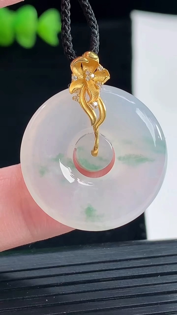 天然A货翡翠种飘花子母平安扣吊坠，尺寸26-4重量:5.70g
5月9日