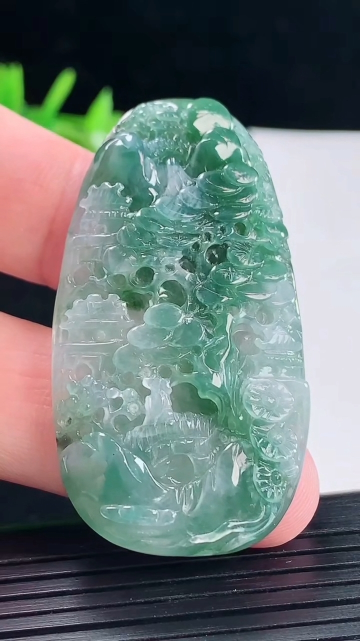 天然A货翡翠牌吊坠，尺寸53.5-28-7重量:19.43g
5月9日