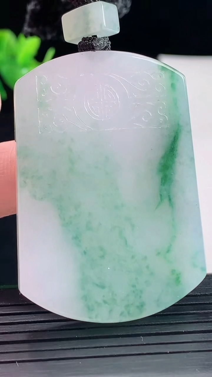 天然A货翡翠飘花仿古无事牌吊坠，尺寸51-36-5.2重量:34.27g
5月9日