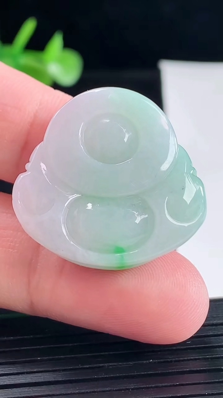 天然A货翡翠佛公吊坠，尺寸28-29.6-10.5重量:13.65g
5月9日