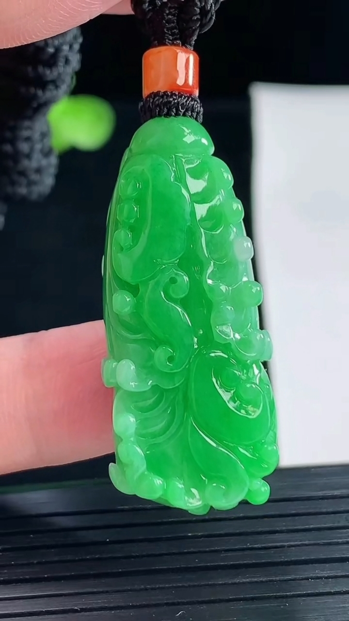 天然A货翡翠白菜吊坠，尺寸40-18-13.5重量:22.80g
5月9日