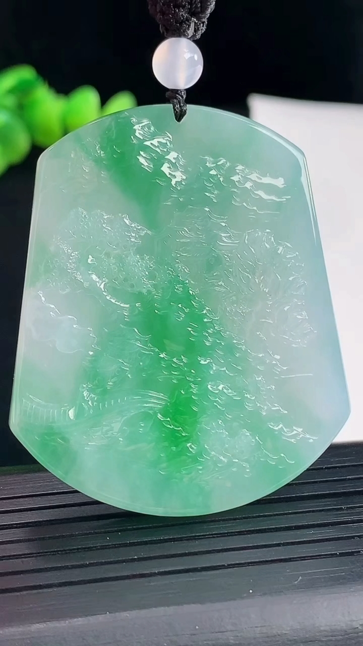 天然A货翡翠山水绿吊坠，尺寸50.5-43-6.5重量:36.09g
5月9日