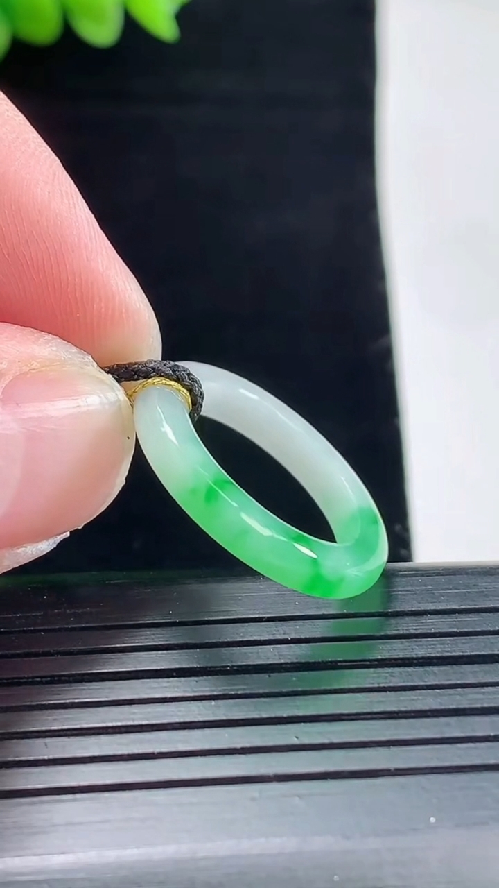 天然A货翡翠玉指环 戒指，尺寸17.3-3.6-3.5重量:2.29g2026年5月9日
工厂直销收藏佳品,种好水足，色泽均匀，有种有色，上手高大气！