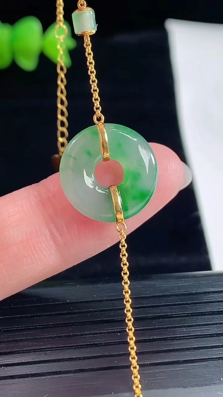 天然A货翡翠平安环手链，尺寸15-3.5重量:2.15g
5月9日