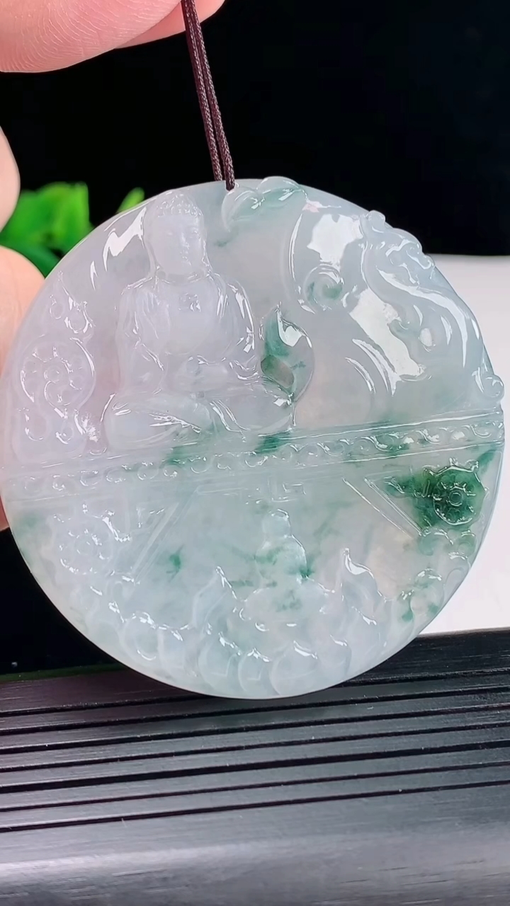 天然A货翡翠种飘花阿弥陀佛吊坠，尺寸56-5.5重量:37.82g
5月9日