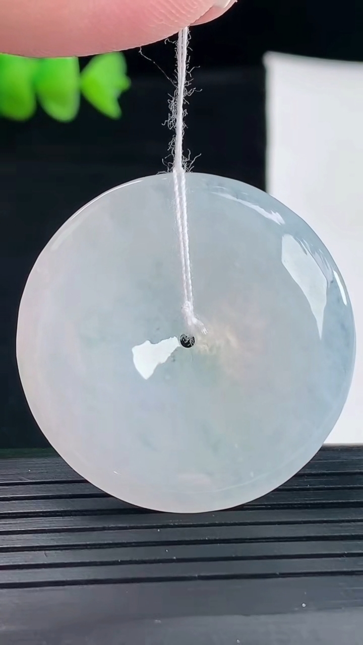 天然A货翡翠平安扣吊坠，尺寸37-5.5重量:16.19g
5月9日