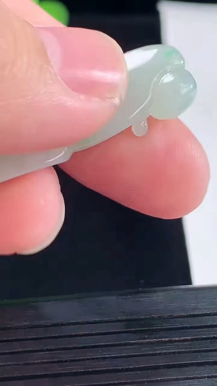 天然A货翡翠玉兰花吊坠，尺寸41-15-6重量:5.62g
5月9日