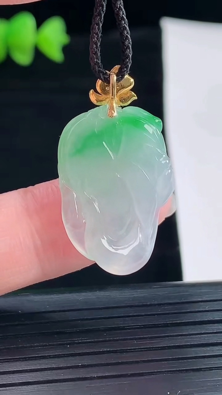 天然A货翡翠富甲一方 蟹钳吊坠，尺寸24.6-17.6-8重量:5.30g
5月9日