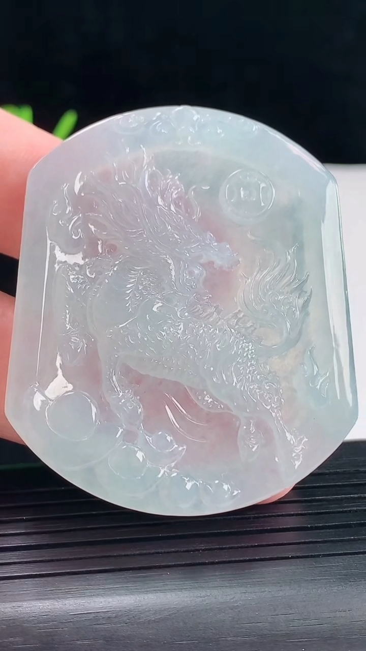 天然A货翡翠麒麟吊坠，尺寸54-46-5.5重量:28.18g
5月9日