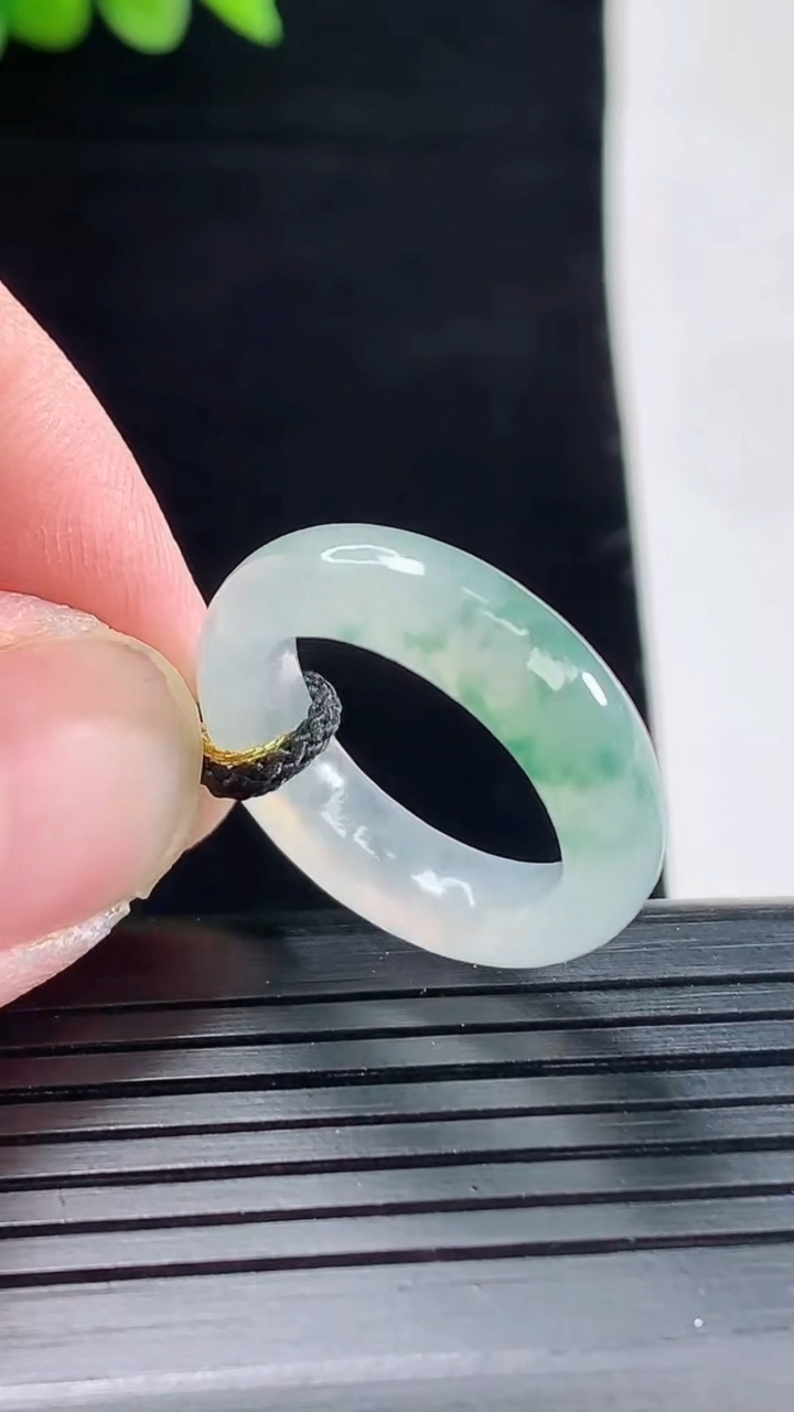 天然A货翡翠飘花玉指环 戒指，尺寸16.3-6-4重量:3.49g2026年5月9日
工厂直销收藏佳品,种好水足，色泽均匀，有种有色，上手高大气！