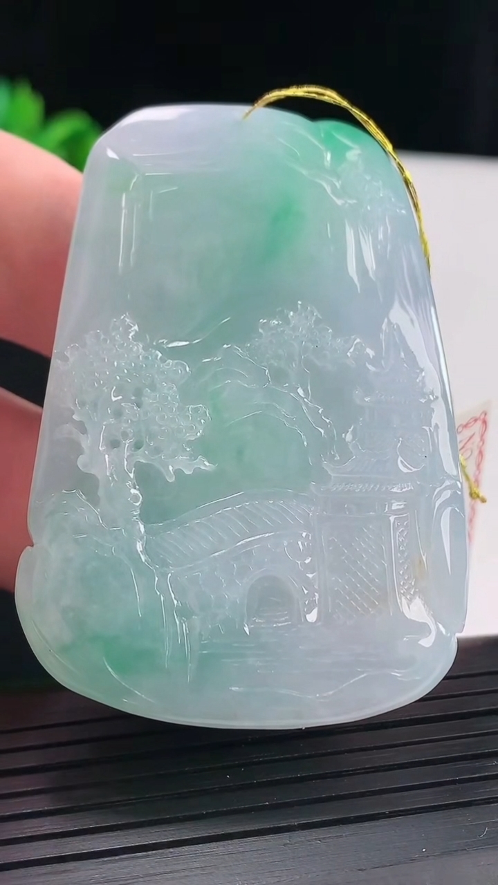 天然A货翡翠山水牌吊坠，尺寸60-41-11重量:58.46g
5月9日