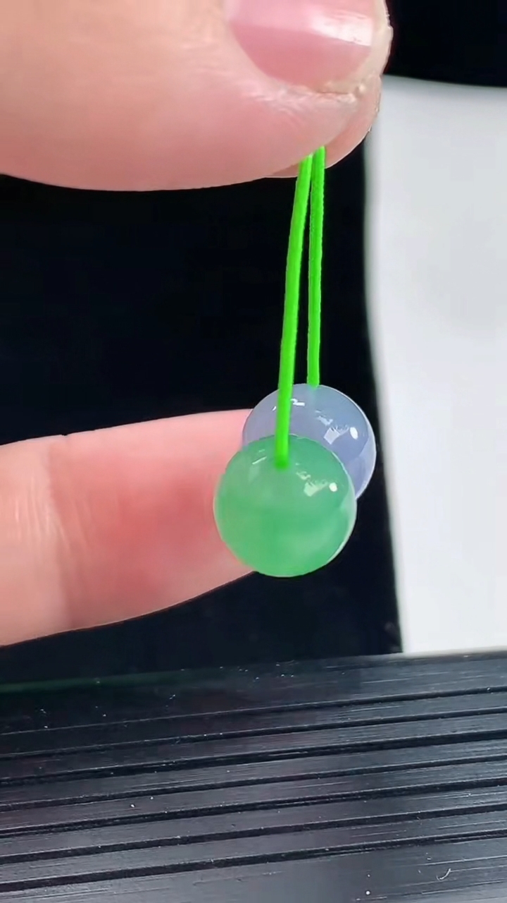 天然A货翡翠春带彩 紫罗兰圆珠吊坠一对，尺寸10重量:3.31g
5月9日