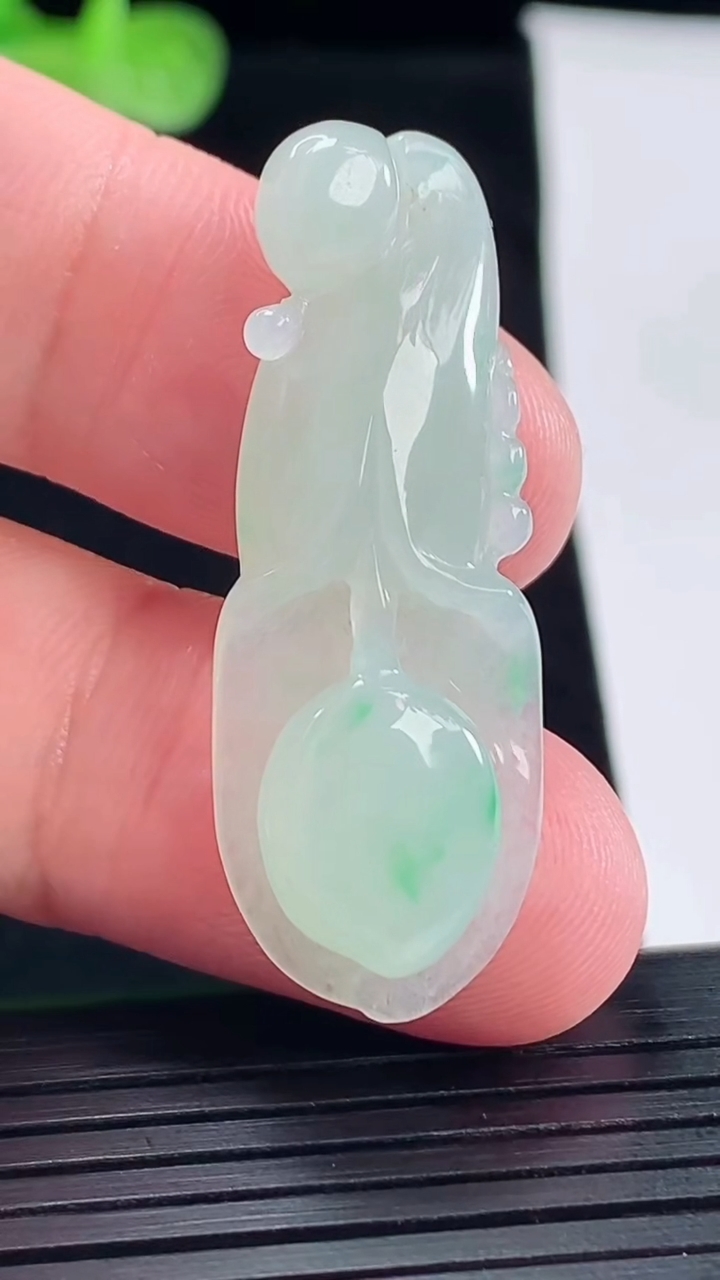 天然A货翡翠玉兰花吊坠，尺寸41-15-6重量:5.62g
5月9日