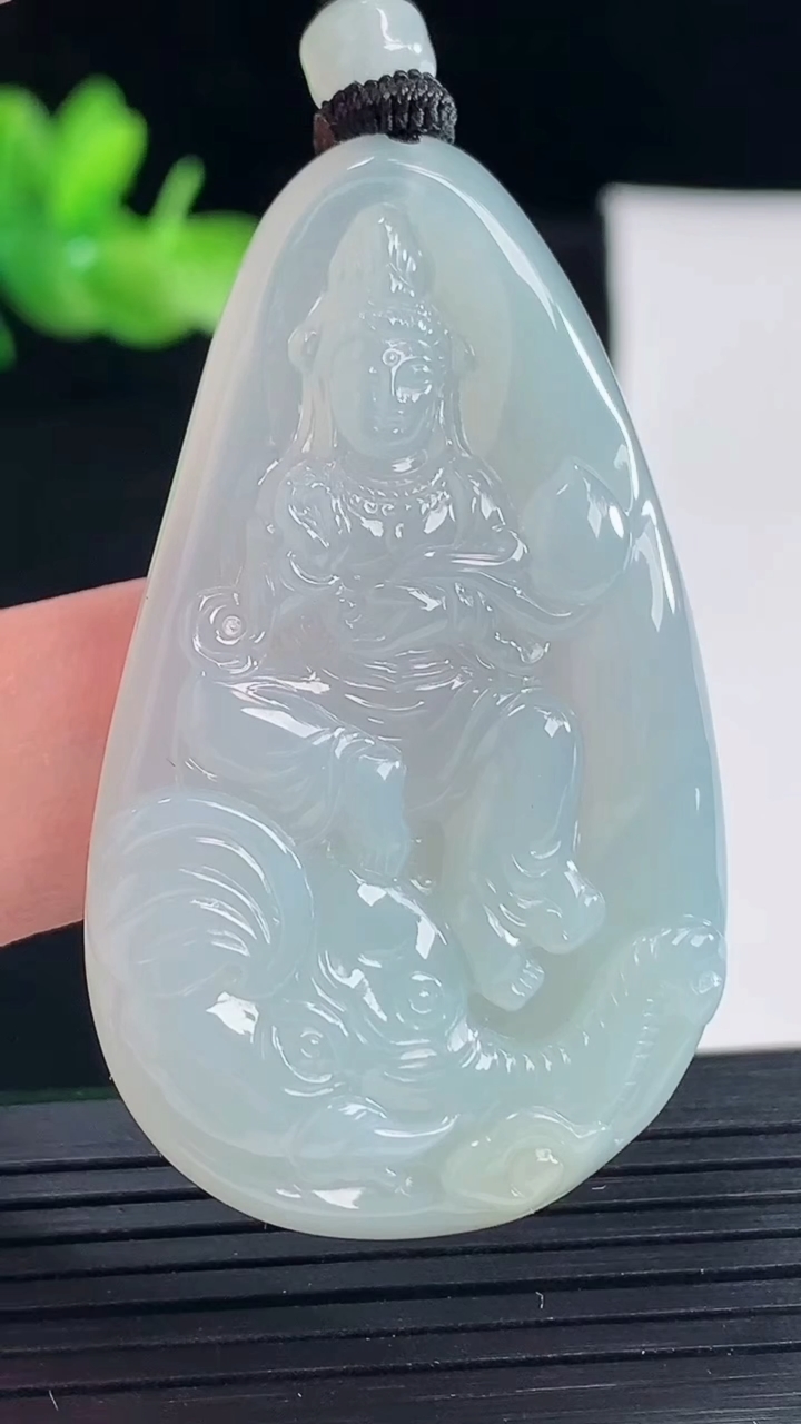 天然A货翡翠普贤菩萨吊坠，尺寸49-30-5重量:18.15g
5月9日