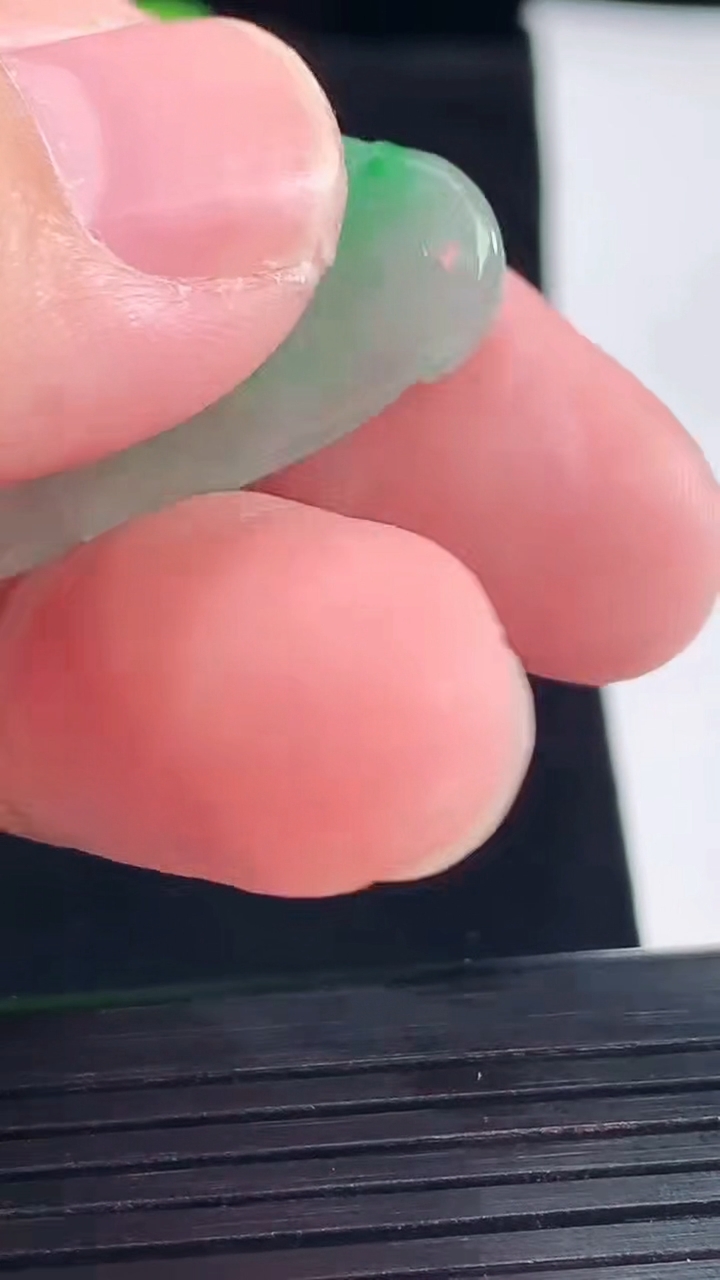 天然A货翡翠如意吊坠，尺寸34-19.6-4.2重量:5.50g
5月9日