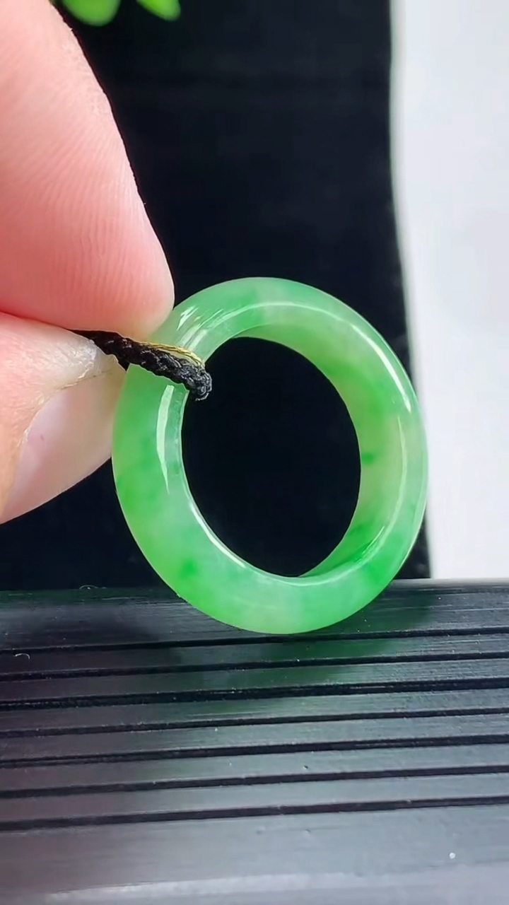 天然A货翡翠玉指环 戒指，尺寸18-5-3.5重量:3.67g2026年5月9日
工厂直销收藏佳品,种好水足，色泽均匀，有种有色，上手高大气！