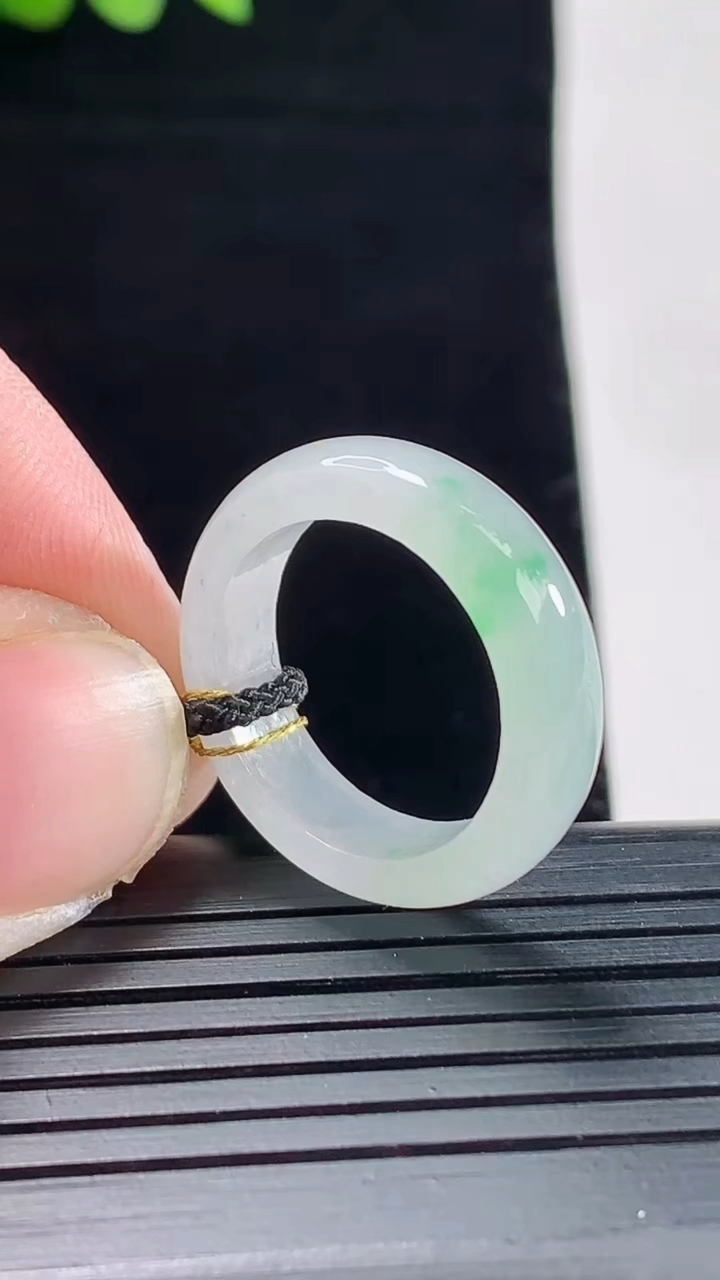 天然A货翡翠玉指环 戒指，尺寸17-5.5-3.2重量:3.28g2026年5月9日
工厂直销收藏佳