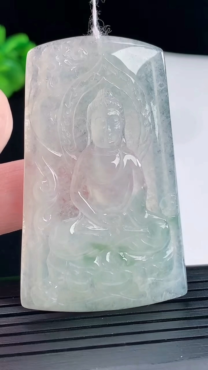 天然A货翡翠大日如来佛吊坠，尺寸57-35-4.6重量:19.28g
5月9日