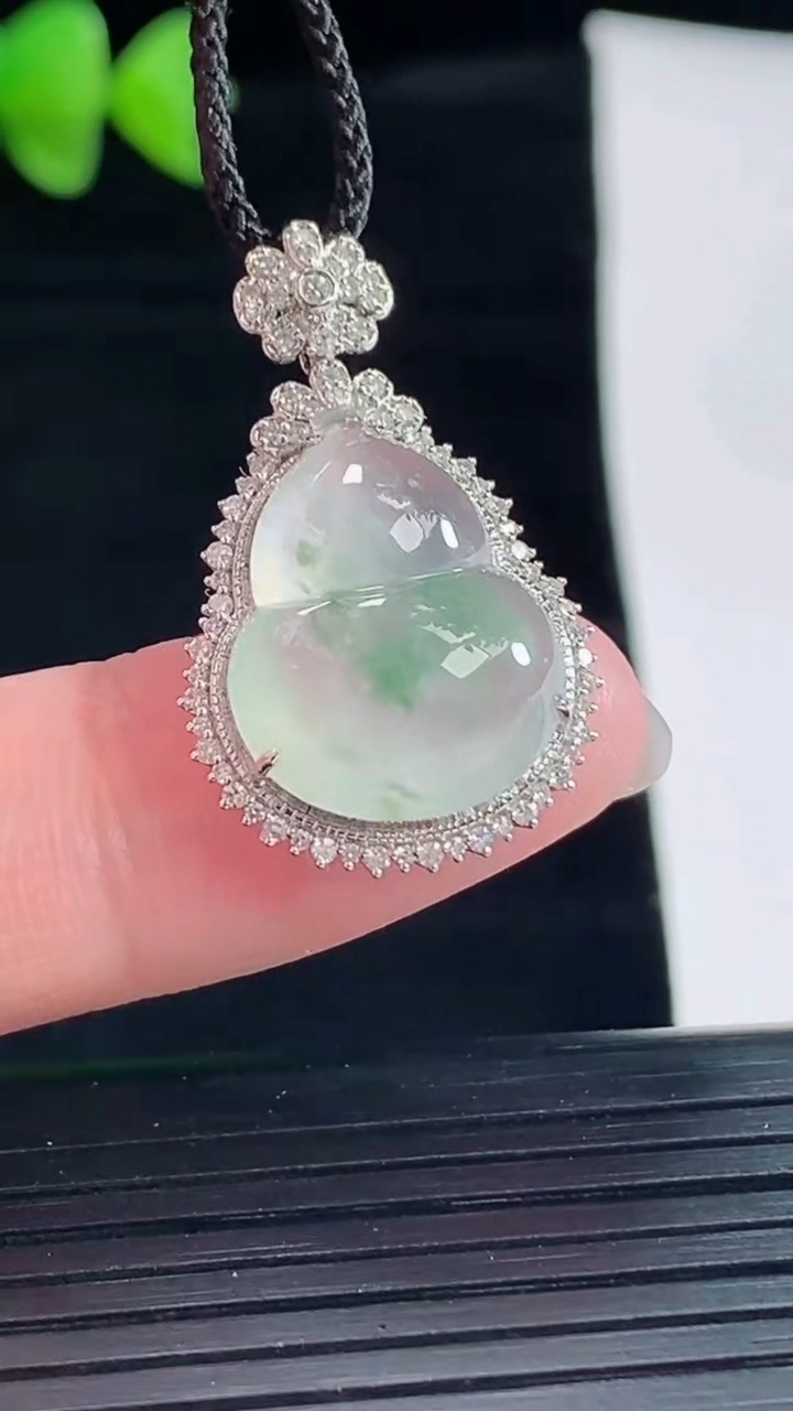 天然A货翡翠葫芦吊坠，尺寸28-18-8.8，裸石17.5-14重量:3.64g
5月9日