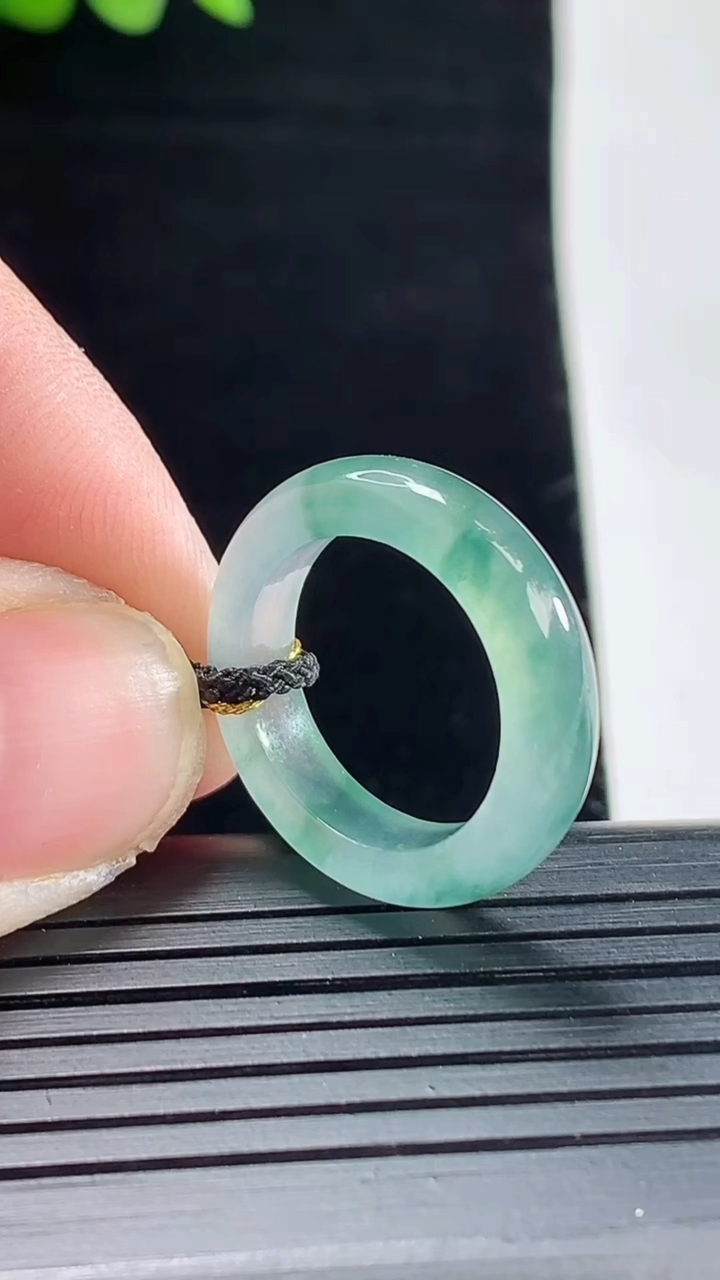 天然A货翡翠冰种飘花玉指环 戒指，尺寸15.8-4.5-3.5重量:2.83g2026年5月9日
工