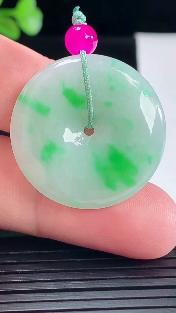 天然A货翡翠平安扣吊坠，尺寸29.5-5重量:8.98g
5月9日