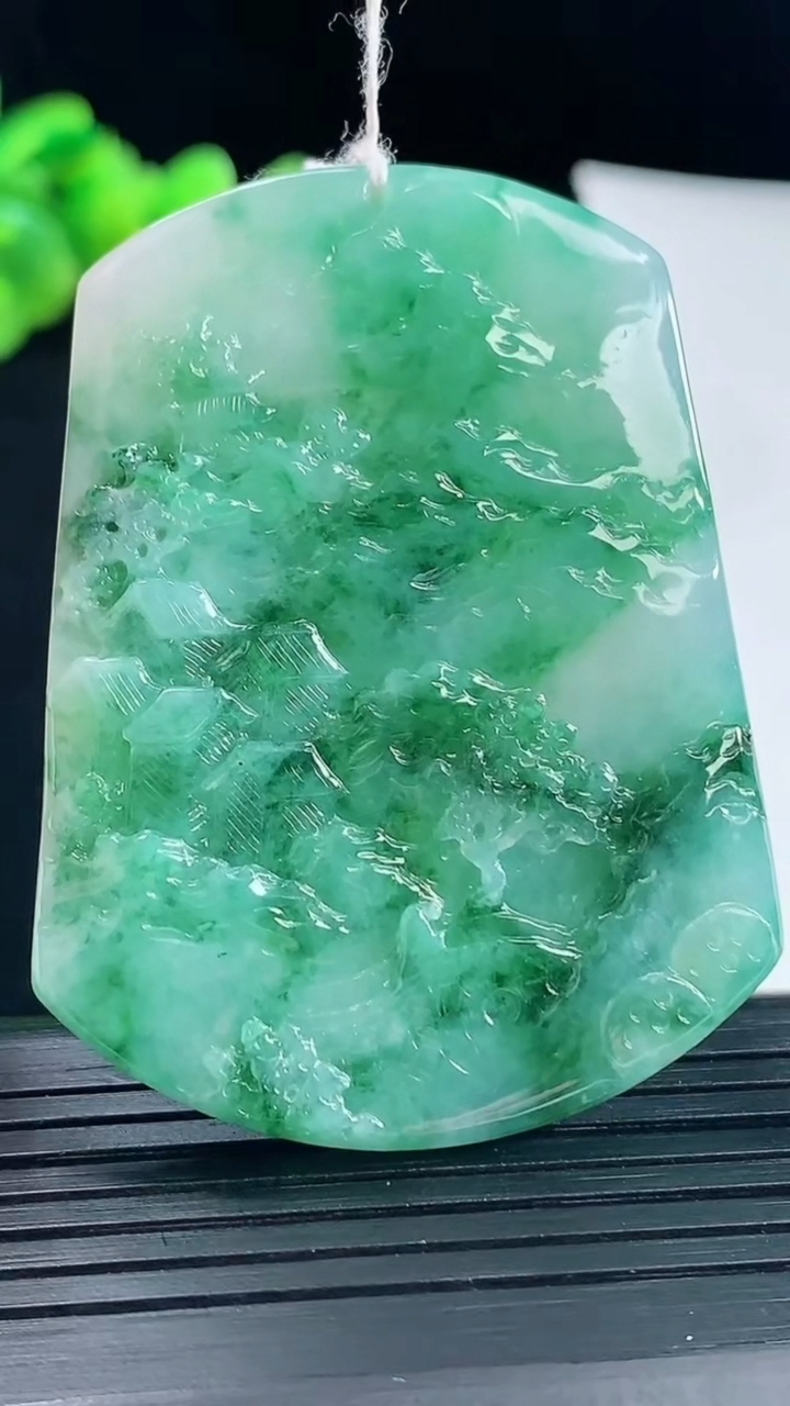 天然A货翡翠山水牌吊坠，尺寸54-40.5-5.8重量:3.141g
5月9日