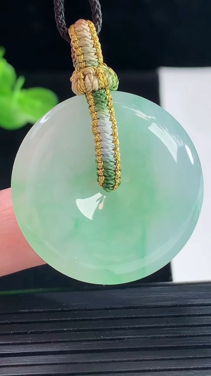 天然A货翡翠平安扣吊坠，尺寸32-6重量:13.10g
5月9日