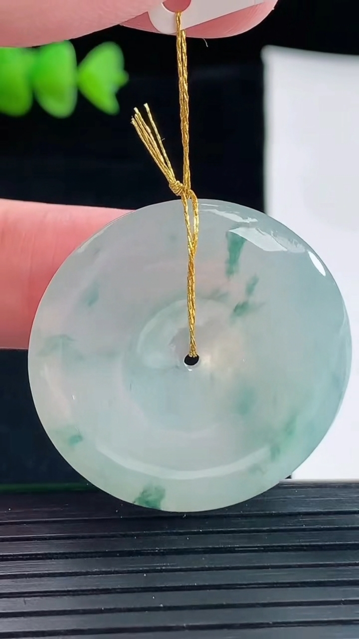 天然A货翡翠飘花平安扣吊坠，尺寸33.5-5.8重量:13.17g
5月9日