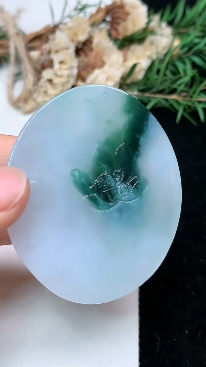 天然A货翡翠飘花虚空藏观音菩萨吊坠，尺寸50.8-42.4-7.3，重量:31.34g
5月9日