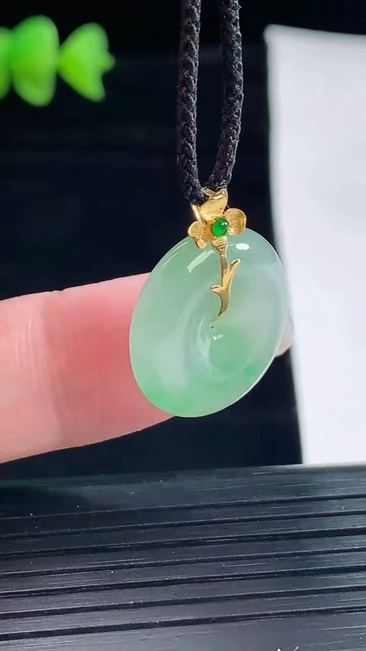 天然A货翡翠平安扣吊坠，尺寸18.5-4.8重量:3.44g
5月9日