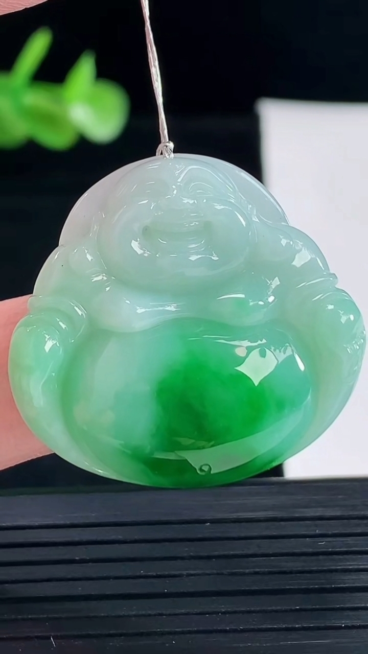 天然A货翡翠佛公吊坠，尺寸29.5-32-6.2重量:9.04g
5月9日