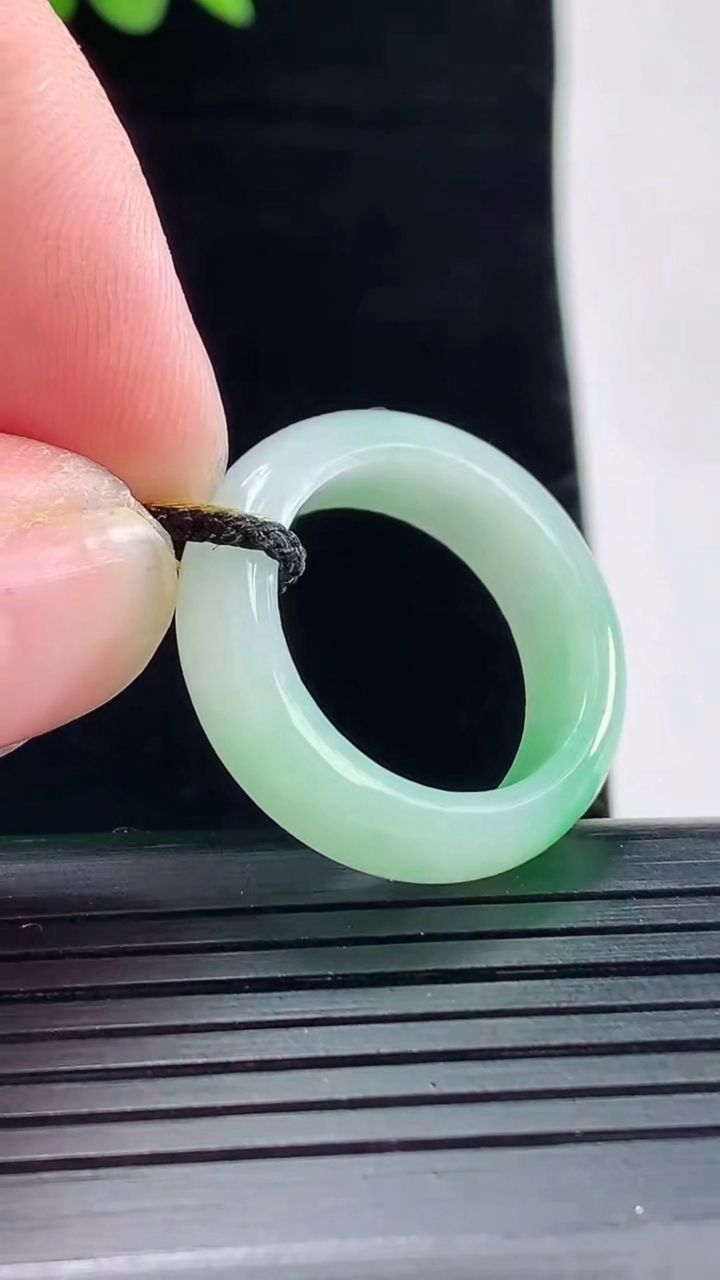 天然A货翡翠玉指环 戒指，尺寸18.2-6.2-3.6重量:4.58g2026年5月9日
工厂直销收藏佳品,种好水足，色泽均匀，有种有色，上手高大气！