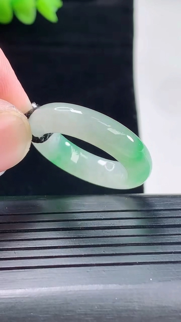 天然A货翡翠玉指环 戒指，尺寸19.3-6-4.2重量:5.63g2026年5月9日
工厂直销收藏佳品,种好水足，色泽均匀，有种有色，上手高大气！