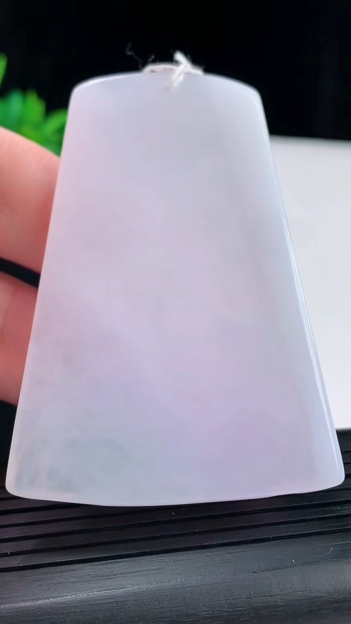 天然A货翡翠紫罗兰大势至菩萨吊坠，尺寸67-48.5-6重量:43.00g
5月9日
