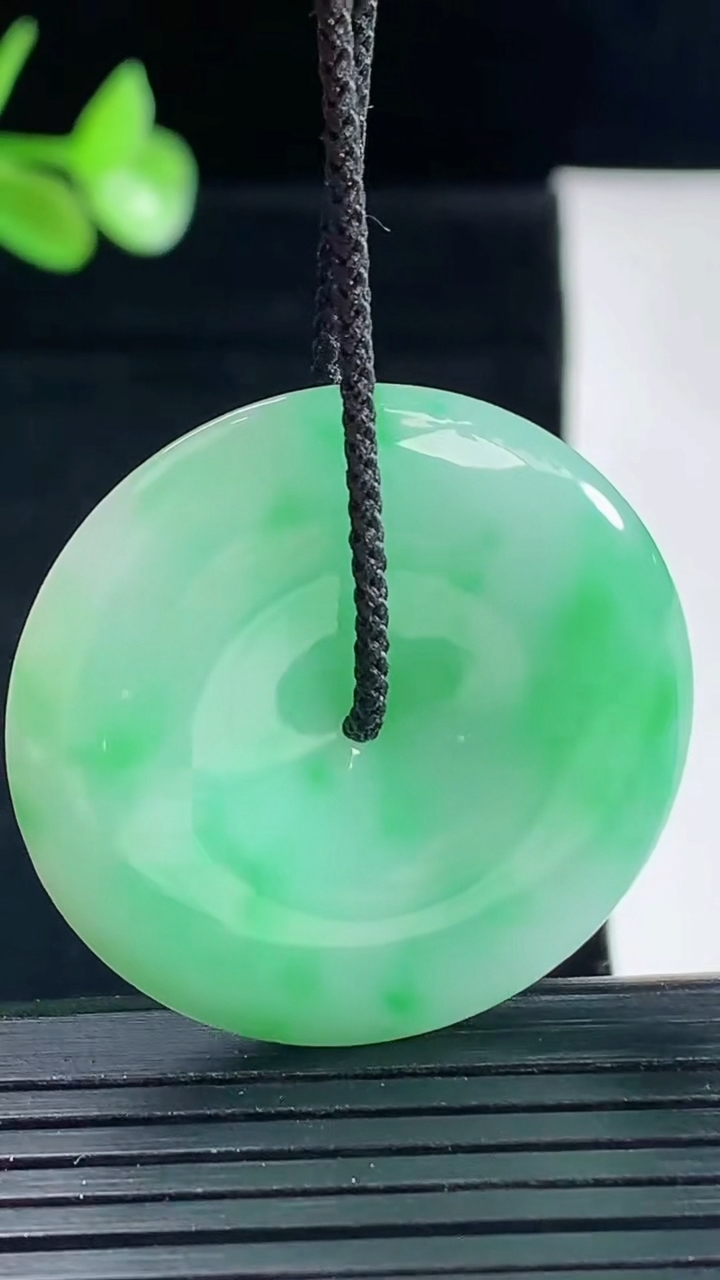天然A货翡翠平安扣吊坠，尺寸33-6重量:13.60g
5月9日