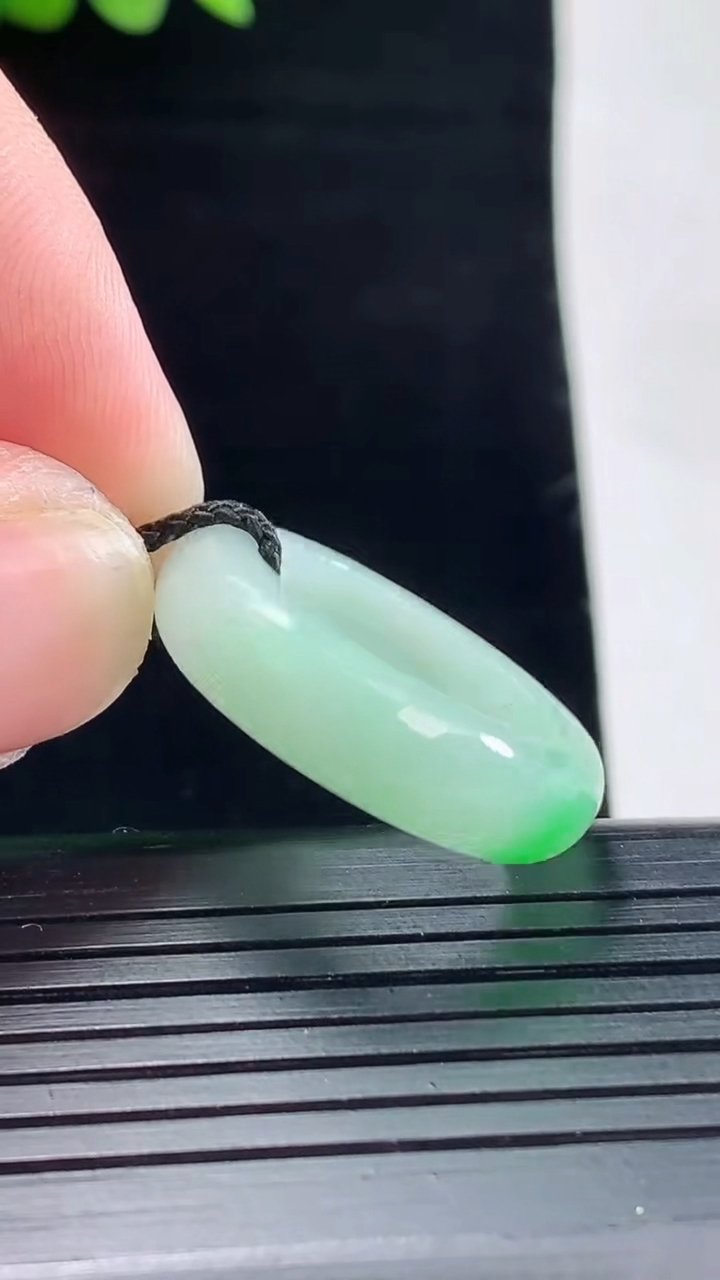 天然A货翡翠玉指环 戒指，尺寸18.2-6.2-3.6重量:4.58g2026年5月9日
工厂直销收藏佳品,种好水足，色泽均匀，有种有色，上手高大气！