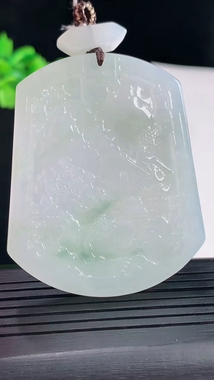 天然A货翡翠山水牌吊坠，尺寸55-44.5-5重量:33.44g
5月9日
