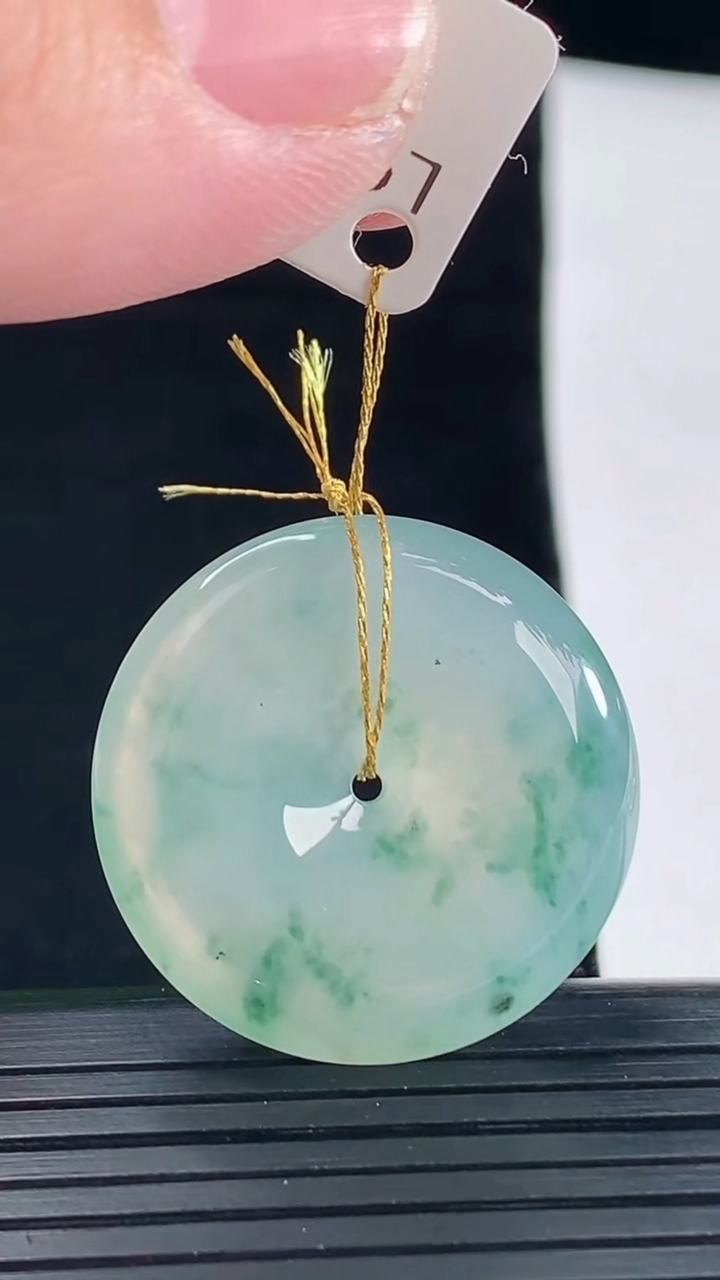 天然A货翡翠冰种飘花平安扣吊坠，尺寸27.5-5.8重量:8.84g
5月9日